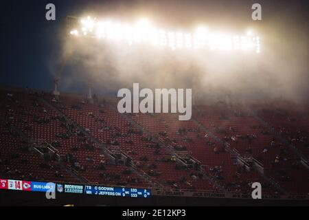 Kansas City, États-Unis. 03ème janvier 2021. Le brouillard se prépare alors que les chefs de Kansas City prennent les Los Angeles Chargers au stade Arrowhead à Kansas City le dimanche 03 janvier 2021. Photo de Kyle Rivas/UPI crédit: UPI/Alay Live News Banque D'Images