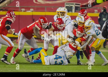 Kansas City, États-Unis. 03ème janvier 2021. Kansas City Chiefs qui a repris Anthony Sherman (42) est arrêté par plusieurs soldats des Chargers de Los Angeles dans le troisième trimestre au stade Arrowhead à Kansas City le dimanche 03 janvier 2021. Photo de Kyle Rivas/UPI crédit: UPI/Alay Live News Banque D'Images