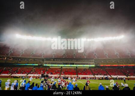 Kansas City, États-Unis. 03ème janvier 2021. Le brouillard se prépare alors que les chefs de Kansas City prennent les Los Angeles Chargers au stade Arrowhead à Kansas City le dimanche 03 janvier 2021. Photo de Kyle Rivas/UPI crédit: UPI/Alay Live News Banque D'Images