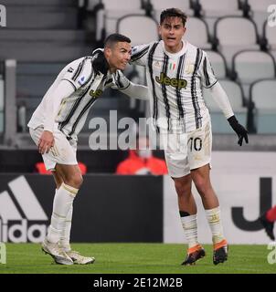 Turin, Italie. 3 janvier 2021. Cristiano Ronaldo (L) de Juventus célèbre son but avec son coéquipier Paulo Dybala lors d'un match entre le FC Juventus et l'Udinese à Turin, Italie, le 3 janvier 2021. Credit: Federico Tardito/Xinhua/Alamy Live News Banque D'Images