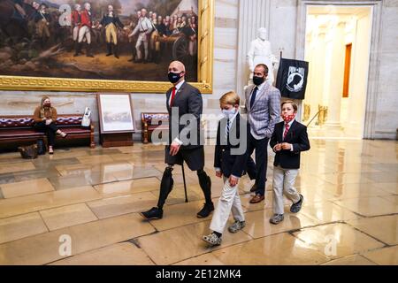 WASHINGTON, DC - 03 JANVIER : le représentant Brian Mast (R-FL) (L) marche avec ses fils Magnum et Maverick au Capitole des États-Unis le 03 janvier 2021 à Washington, DC. Les deux chambres tiennent des sessions de dimanche rares pour ouvrir le nouveau Congrès le 3 janvier, comme l'exige la Constitution. (Photo de Tasos Katopodis/Pool/Sipa USA) Banque D'Images