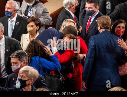 Les députés nouvellement assermentés se mêlent et se félicitent mutuellement le jour de l'ouverture du 117e Congrès au Capitole des États-Unis à Washington, DC, le 03 janvier 2021. Crédit : Bill O'Leary/Pool via CNP/MediaPunch Banque D'Images