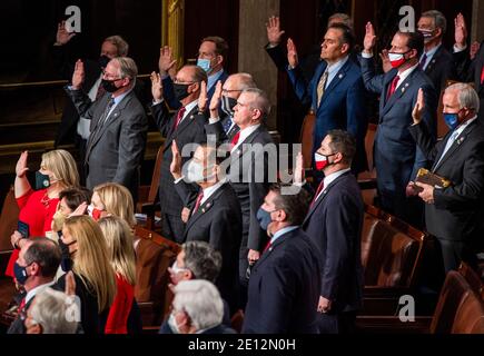 Les membres républicains de la Chambre lèvent la main pour être assermentés par la Présidente de la Chambre Nancy Pelosi (D-Californie) le jour de l'ouverture du 117e Congrès au Capitole des États-Unis à Washington, DC, le 03 janvier 2021. Crédit : Bill O'Leary/Pool via CNP/MediaPunch Banque D'Images