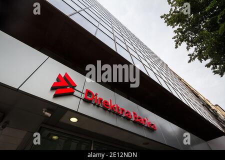 BELGRADE, SERBIE - 30 MAI 2020 : logo de Direktna Banka sur leur bureau local de Belgrade. Direktna Banka est une banque commerciale et de détail, entièrement contr Banque D'Images