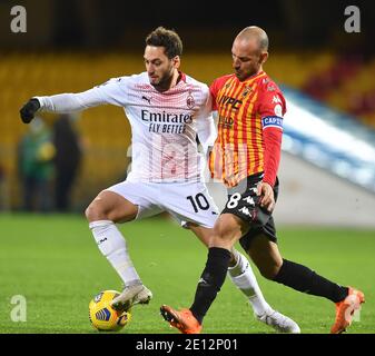 Benevento, Italie. 3 janvier 2021. Le Hakan Calhanoglu (L) d'AC Milan rivalise avec le Pasquale Schiattarella de Benevento lors d'un match entre Benevento et l'AC Milan à Benevento, en Italie, le 3 janvier 2021. Credit: Daniele Mascolo/Xinhua/Alay Live News Banque D'Images