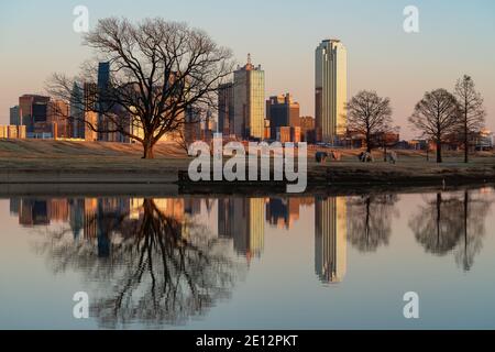 Belle vue sur le centre-ville de Dallas, Texas se reflétant dans le lac pendant le coucher du soleil. Banque D'Images