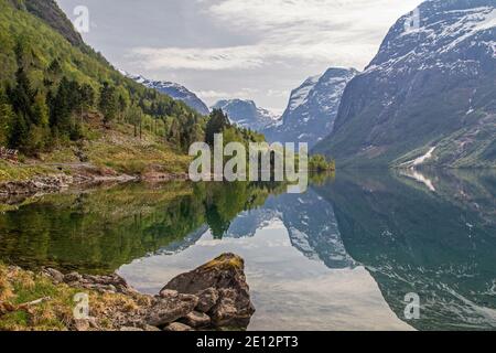 L'idyllique lac Lovatnet devant les Mighty Glaciers Du Jostedalsbreen attire beaucoup de visiteurs Banque D'Images