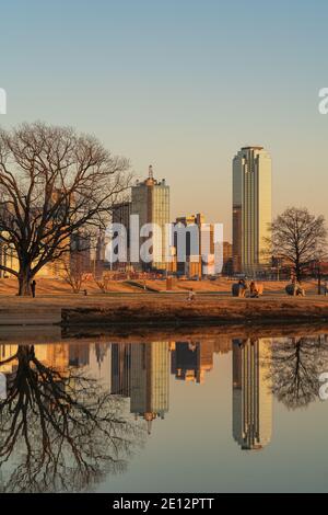 Vue sur Dallas au coucher du soleil, Texas Skyline. Banque D'Images