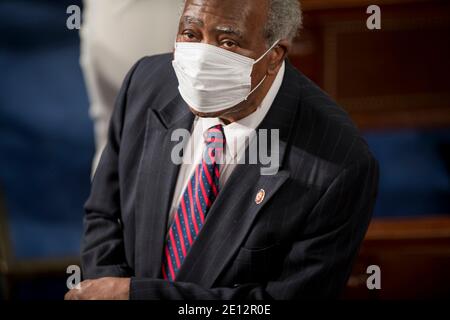 Danny Davis (démocrate de l'Illinois), représentant des États-Unis, a fait une déclaration avant de prêter serment à la Chambre des représentants des États-Unis dans le Capitole de Washington, DC, le dimanche 3 janvier 2021. En raison des exigences de distanciation sociale de Covid-19, la Maison des États-Unis est assermentée dans sept petits groupes de 72 membres ou moins.Credit: Rod Lamkey/CNP | usage dans le monde entier Banque D'Images