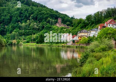 Randonnée le long du sentier de randonnée de longue distance Neckarsteig en Allemagne Banque D'Images