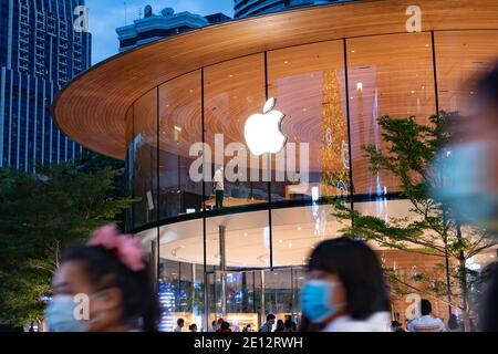 Bangkok, Thaïlande - 2 décembre 2020: Personnes visitant Apple Store avec masque facial. Banque D'Images