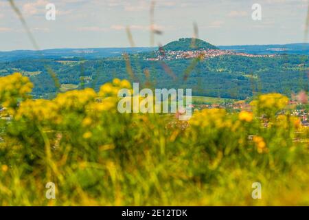 Vue panoramique de la tombe celtique Burren Hill à la Célèbre Hill Hohenstaufen en Allemagne Banque D'Images