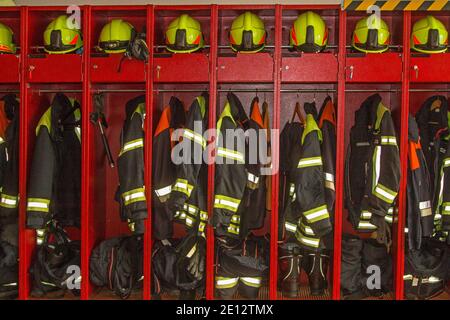 Un regard dans les vêtements et bien organisés et soigneusement organisés Casier d'équipement d'UNE caserne de pompiers Banque D'Images