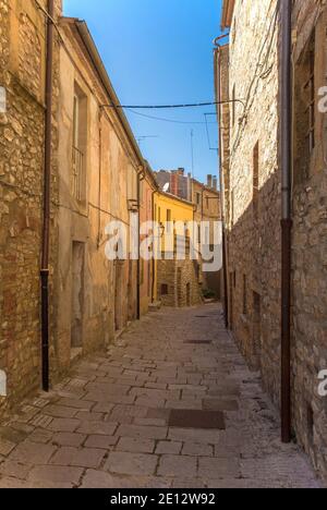 Une rue résidentielle dans le village médiéval historique de Semproniano dans la province de Grosseto, Toscane, Italie Banque D'Images