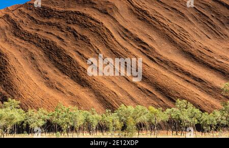 Uluru Australie centrale. L'énorme monolithe de grès Uluru dans le parc national Uluru-Kata Tjuta territoire du Nord, Australie. Banque D'Images