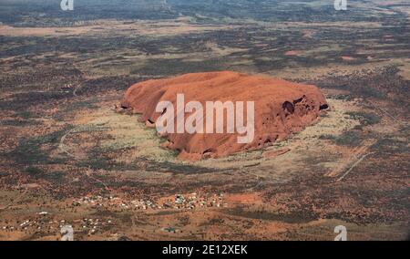 Uluru Australie centrale. L'énorme monolithe de grès Uluru dans le parc national Uluru-Kata Tjuta territoire du Nord, Australie. Banque D'Images