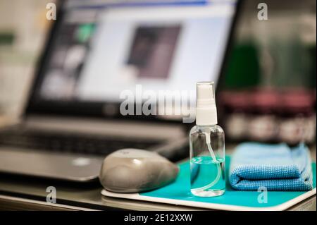Vaporiser de l'alcool sur la table dans le bureau pour nettoyer la main à protéger le coronavirus covid19 Banque D'Images