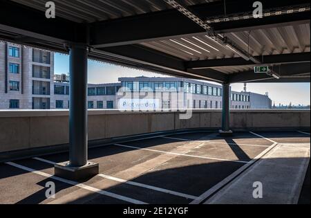 Terrasse de stationnement vide dans UN centre commercial Banque D'Images