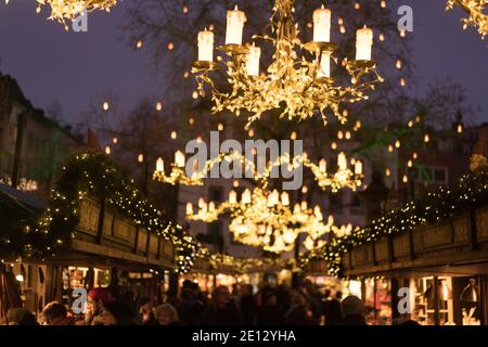 Marché de Noël, ou Weihnachtsmarkt dans l'historique Altstadt, ou dans la vieille ville de Cologne à Dusk. Banque D'Images