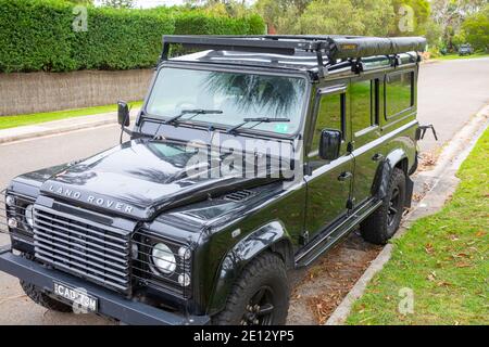 2009 défenseur Land Rover en noir garée dans une rue à Avalon Beach à Sydney, en Australie, avec auvent darche installé Banque D'Images