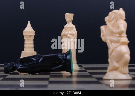 Jeu d'échecs avec pièces en plastique. Luke Durda/Alamy Banque D'Images