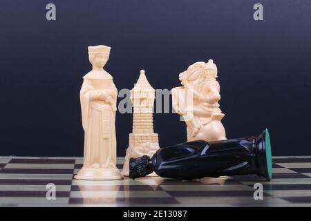 Jeu d'échecs avec pièces en plastique. Luke Durda/Alamy Banque D'Images