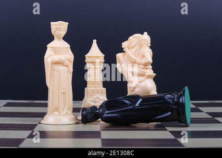 Jeu d'échecs avec pièces en plastique. Luke Durda/Alamy Banque D'Images