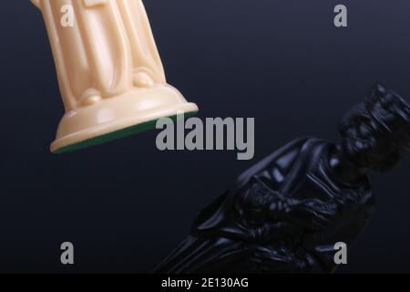 Jeu d'échecs avec pièces en plastique. Luke Durda/Alamy Banque D'Images