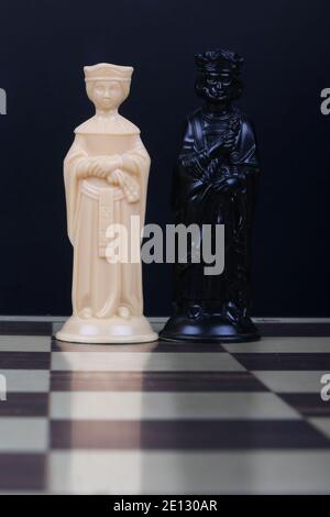 Jeu d'échecs avec pièces en plastique. Luke Durda/Alamy Banque D'Images