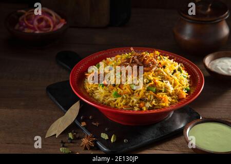 Pulao est une spécialité indienne, un plat à base de riz et de chutney à la menthe Banque D'Images