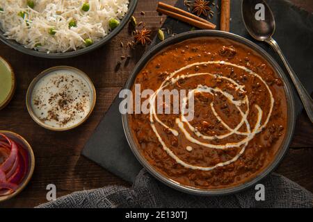 Dal Makhni avec riz et raita (caillé) et rondelles d'oignon. Banque D'Images