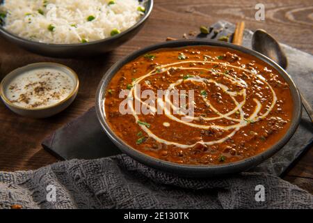 Dal Makhni avec riz et raita (caillé) et rondelles d'oignon. Banque D'Images