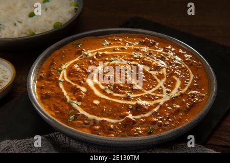 Dal Makhni avec riz et raita (caillé) et rondelles d'oignon. Banque D'Images