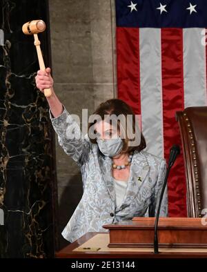 (210104) -- WASHINGTON, D.C., le 4 janvier 2021 (Xinhua) -- Nancy Pelosi, Présidente de la Chambre des représentants des États-Unis, fait un gavel lors de la première session du 117e Congrès des États-Unis dans la Chambre de Capitol Hill à Washington, D.C., États-Unis, le 3 janvier 2021. La députée démocratique Nancy Pelosi, de Californie, a été réélue dimanche à la présidence de la Chambre des représentants des États-Unis, où son parti a une majorité étroite. (Erin Scott/Pool via Xinhua) Banque D'Images