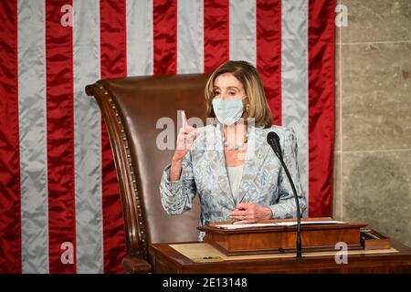 (210104) -- WASHINGTON, D.C., le 4 janvier 2021 (Xinhua) -- la Présidente de la Chambre des États-Unis, Nancy Pelosi, prend la parole le jour d'ouverture du 117e Congrès américain sur Capitol Hill à Washington, D.C., États-Unis, le 3 janvier 2021. La députée démocratique Nancy Pelosi, de Californie, a été réélue dimanche à la présidence de la Chambre des représentants des États-Unis, où son parti a une majorité étroite. (Bill O'Leary/Pool via Xinhua) Banque D'Images