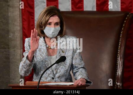 (210104) -- WASHINGTON, D.C., le 4 janvier 2021 (Xinhua) -- la Présidente de la Chambre des représentants des États-Unis, Nancy Pelosi, fait serment comme Présidente de la 117e Chambre des représentants des États-Unis à Capitol Hill, à Washington, D.C., aux États-Unis, le 3 janvier 2021. La députée démocratique Nancy Pelosi, de Californie, a été réélue dimanche à la présidence de la Chambre des représentants des États-Unis, où son parti a une majorité étroite. (Erin Scott/Pool via Xinhua) Banque D'Images