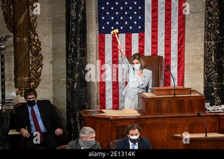 (210104) -- WASHINGTON, D.C., le 4 janvier 2021 (Xinhua) -- Nancy Pelosi, Présidente de la Chambre des représentants des États-Unis, fait un gavel lors de la première session du 117e Congrès des États-Unis dans la Chambre de Capitol Hill à Washington, D.C., États-Unis, le 3 janvier 2021. La députée démocratique Nancy Pelosi, de Californie, a été réélue dimanche à la présidence de la Chambre des représentants des États-Unis, où son parti a une majorité étroite. (Bill O'Leary/Pool via Xinhua) Banque D'Images