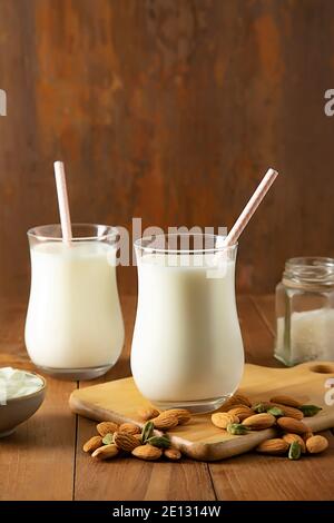 Babeurre en verres sur table en bois avec amandes Banque D'Images