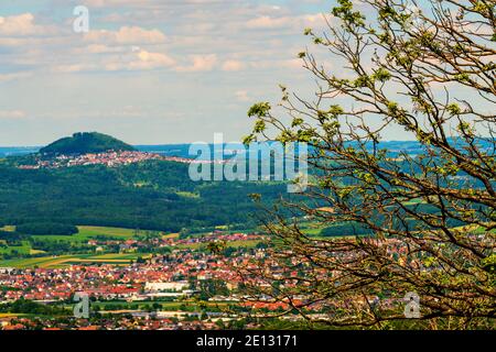 Vue panoramique de la tombe celtique Burren Hill à la Célèbre Hill Hohenstaufen en Allemagne Banque D'Images