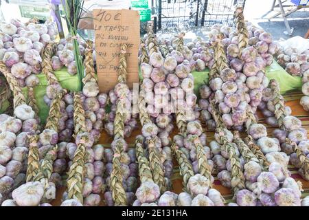 Arles, Provence, France: Tresses d'ail à vendre sur le marché extérieur Banque D'Images