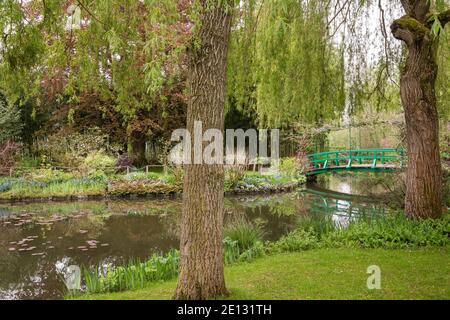 L'emblématique pont japonais vert dans le jardin de Monet à Giverny En Normandie Banque D'Images