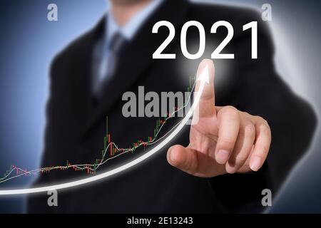 Développement et croissance 2021 concept. Concept du nouvel an d'homme d'affaires. Banque D'Images