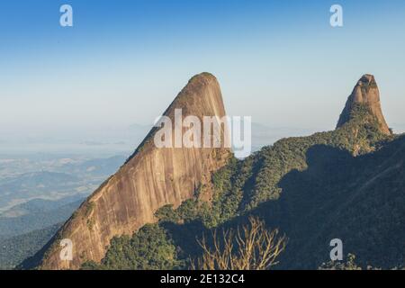 Les célèbres formations rocheuses du Serra dos Órgãos Nationalpark Dans l'État de Rio de Janeiro au Brésil Banque D'Images