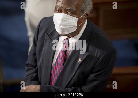 Washington, États-Unis. 03ème janvier 2021. Danny Davis (démocrate de l'Illinois), représentant des États-Unis, a fait une déclaration avant de prêter serment à la Chambre des représentants des États-Unis dans le Capitole de Washington, DC, le dimanche 3 janvier 2021. En raison des exigences de distanciation sociale de Covid-19, la Maison des États-Unis est assermentée en sept petits groupes de 72 membres ou moins. Photo de Rod Lamkey/CNP/ABACAPRESS.COM crédit: ABACAPRESS/Alay Live News Banque D'Images