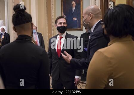 Washington, États-Unis. 03ème janvier 2021. Le sénateur américain Cory Booker (démocrate du New Jersey), à droite, présente sa famille au sénateur américain Ben Sasse (républicain du Nebraska) au Capitole des États-Unis alors que le 117e Congrès se réunit à Washington, DC, le dimanche 3 janvier 2021. Photo de Rod Lamkey/CNP/ABACAPRESS.COM crédit: ABACAPRESS/Alay Live News Banque D'Images