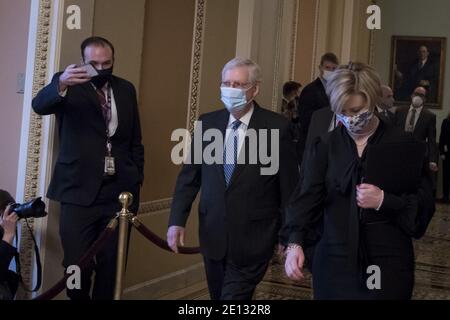 Washington, États-Unis. 03ème janvier 2021. Mitch McConnell, chef de la majorité au Sénat des États-Unis, se rend à son bureau depuis la chambre du Sénat au Capitole des États-Unis, alors que le 117e Congrès se réunit à Washington, DC, le dimanche 3 janvier 2021. Photo de Rod Lamkey/CNP/ABACAPRESS.COM crédit: ABACAPRESS/Alay Live News Banque D'Images