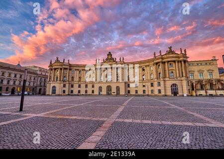 Un lever de soleil spectaculaire sur la Bebelplatz près de l'Unter den Linden boulevard à Berlin Banque D'Images