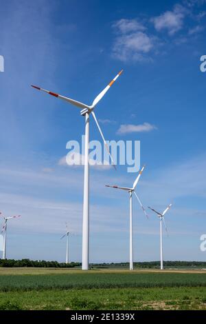 Éoliennes par temps ensoleillé en Allemagne Banque D'Images