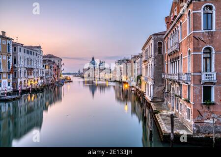 Belle lumière du matin au Grand Canal et à la Basilique Di Santa Maria Della Salute à Venise Banque D'Images