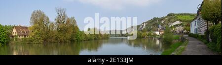 Vue panoramique sur la rivière aux Andelys en Normandie Banque D'Images